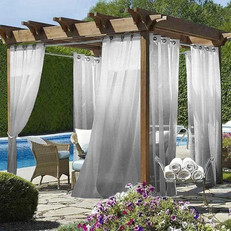 Pergola de jardin élégante avec rideaux transparents, idéale pour créer un espace ombragé et raffiné près d'une piscine. Parfait pour des moments de détente en plein air, ce design moderne s'intègre harmonieusement dans tout espace extérieur, apportant une touche de sophistication.