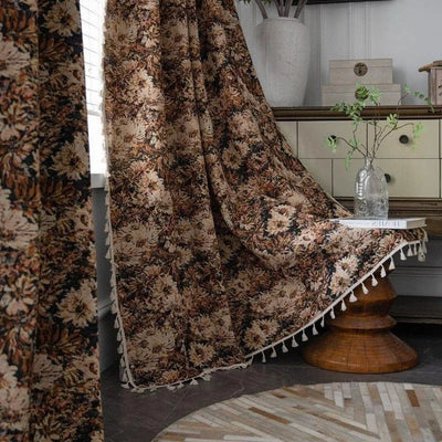Rideau à motifs floraux pour salon élégant, ajoutant une touche de charme vintage à votre décoration intérieure. Parfait pour créer une ambiance chaleureuse et accueillante, tout en apportant une note d'originalité à votre espace de vie. Accessoire de maison idéal pour sublimer vos fenêtres.