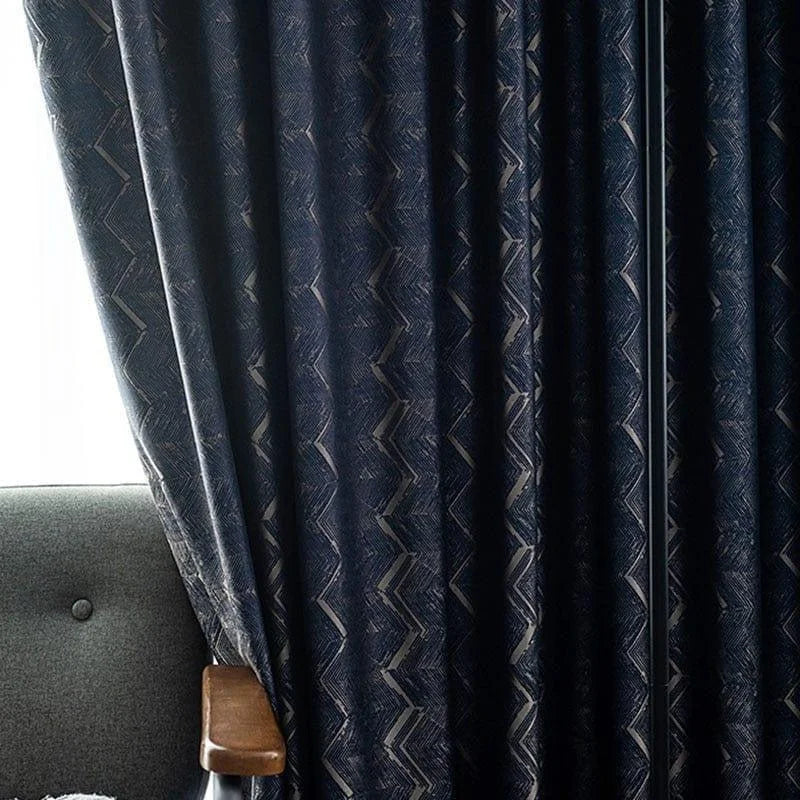 Rideaux élégants et modernes de couleur sombre avec un motif géométrique subtil, parfaits pour ajouter une touche de sophistication à votre intérieur. Idéals pour le salon ou la chambre, ces rideaux assurent une ambiance chaleureuse et accueillante.
