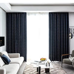 Rideaux élégants de couleur sombre dans un salon moderne et sophistiqué. Idéaux pour une décoration intérieure raffinée, ces rideaux sombres ajoutent une touche de style et de confort à votre espace de vie. Leurs plis ajoutent une dimension chic, accentuant la lumière naturelle qui traverse la pièce. Parfaits pour créer une atmosphère cosy et intimiste.