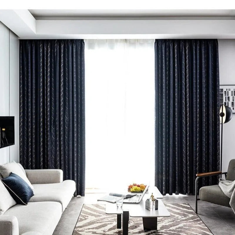 Rideaux élégants de couleur sombre dans un salon moderne et sophistiqué. Idéaux pour une décoration intérieure raffinée, ces rideaux sombres ajoutent une touche de style et de confort à votre espace de vie. Leurs plis ajoutent une dimension chic, accentuant la lumière naturelle qui traverse la pièce. Parfaits pour créer une atmosphère cosy et intimiste.