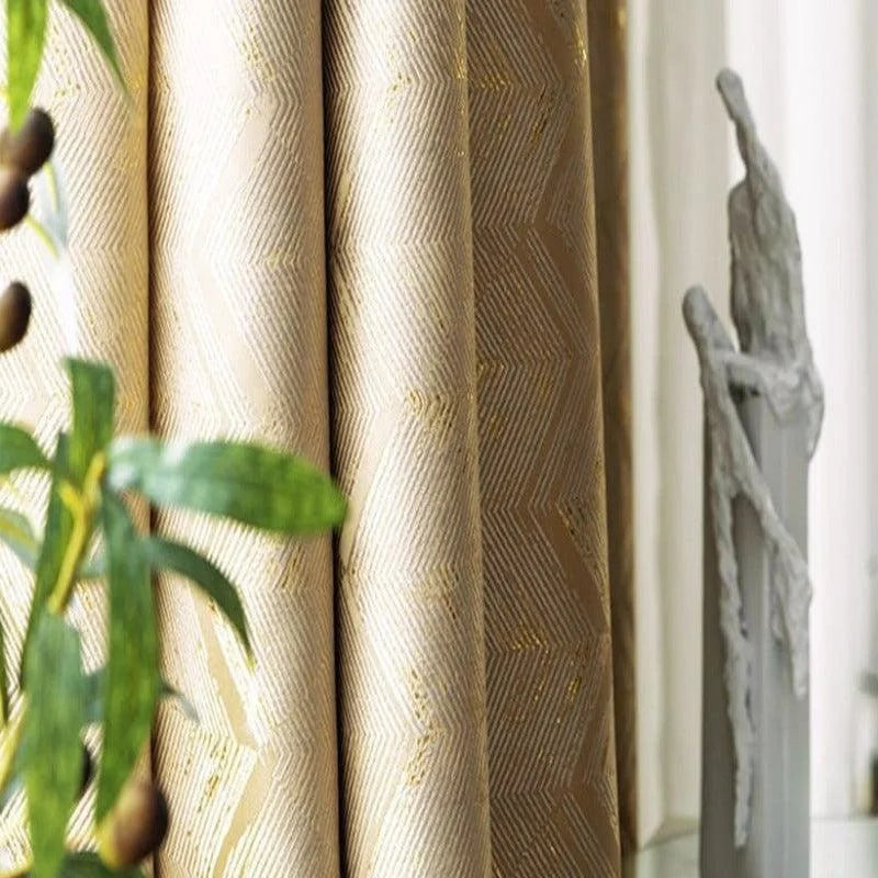 Rideaux élégants en beige doré avec motif géométrique, ajoutant une touche de sophistication à votre intérieur. Décoration idéale pour les salons ou chambres modernes. Disposez-les pour moduler la lumière naturelle et créer une atmosphère chaleureuse.