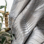 Rideau élégant avec motif de feuilles tropicales grises, idéal pour ajouter une touche naturelle et sophistiquée à votre décoration intérieure. Parfait pour salon ou chambre à coucher, il combine esthétique moderne et ambiance apaisante.