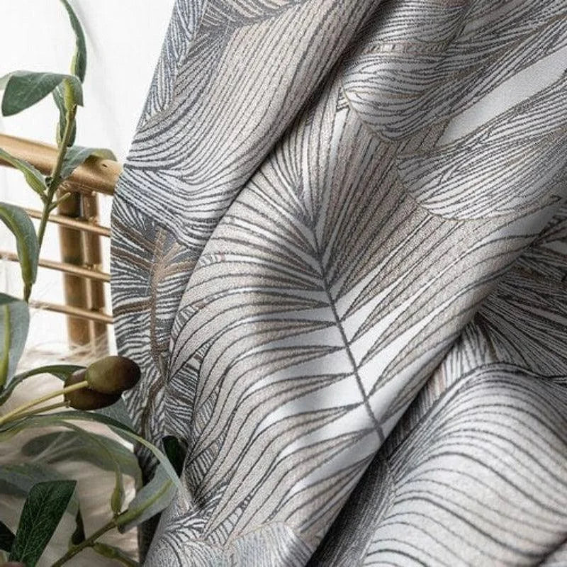 Rideau élégant avec motif de feuilles tropicales grises, idéal pour ajouter une touche naturelle et sophistiquée à votre décoration intérieure. Parfait pour salon ou chambre à coucher, il combine esthétique moderne et ambiance apaisante.