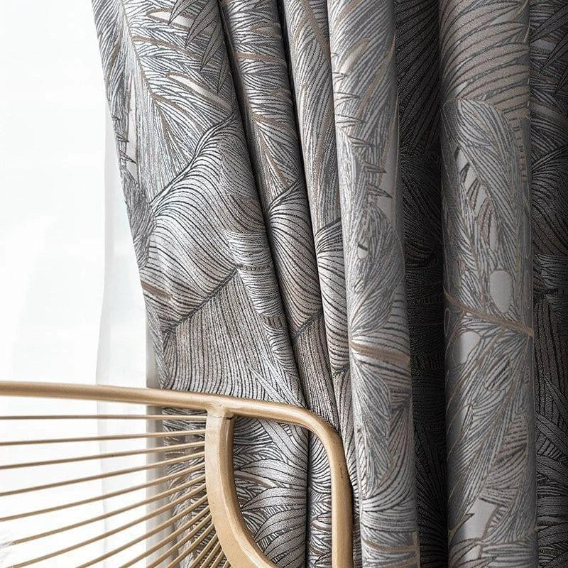 Rideaux élégants avec motif de feuilles tropicales pour une décoration intérieure moderne et sophistiquée. Design raffiné apportant une touche naturelle et apaisante à votre espace de vie. Accessoire décoratif idéal pour embellir vos fenêtres et créer une ambiance contemporaine.