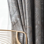 Rideaux élégants avec motif de feuilles tropicales pour une décoration intérieure moderne et sophistiquée. Design raffiné apportant une touche naturelle et apaisante à votre espace de vie. Accessoire décoratif idéal pour embellir vos fenêtres et créer une ambiance contemporaine.