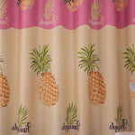 Rideau de douche design avec motif d'ananas, idéal pour une décoration de salle de bain fraîche et exotique. Fond beige et bande rose, parfait pour ajouter une touche de couleur et d'originalité à votre espace. Accessoire pratique et chic pour une ambiance tropicale.