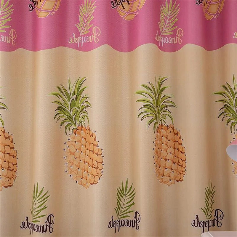 Rideau de douche design avec motif d'ananas, idéal pour une décoration de salle de bain fraîche et exotique. Fond beige et bande rose, parfait pour ajouter une touche de couleur et d'originalité à votre espace. Accessoire pratique et chic pour une ambiance tropicale.