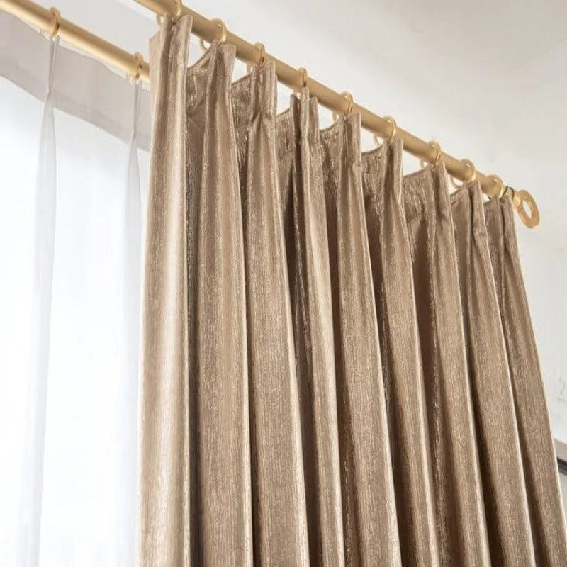 Rideaux occultants élégants couleur dorée pour salon moderne, offrant intimité et style, parfaits pour une décoration intérieure chic et contemporaine. Solution idéale pour bloquer la lumière et améliorer le confort de votre espace de vie.