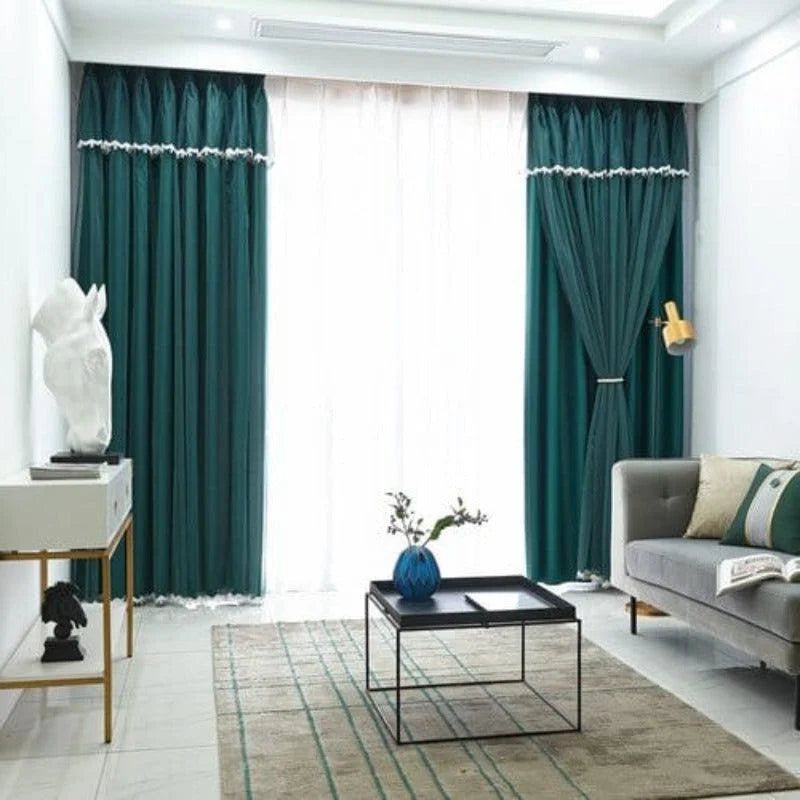 Rideaux élégants de couleur bleu-vert, idéal pour un salon moderne. Ces rideaux apportent une touche de sophistication et d'intimité à votre espace. Parfaits pour une ambiance contemporaine, ils s'associent bien avec un mobilier design et des luminaires chic, rehaussant un décor intérieur avec style et élégance.