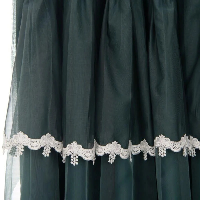 Rideau élégant de couleur sombre avec bordure en dentelle décorative blanche. Design classique et intemporel pour une ambiance sophistiquée dans votre intérieur. Accessoire décoratif idéal pour salon, chambre ou espace de vie.