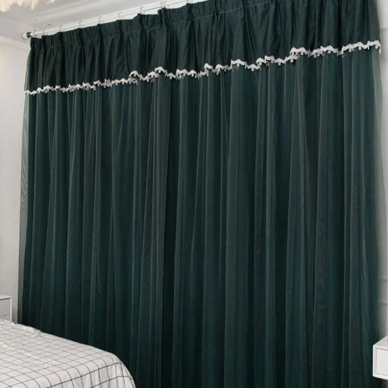 Rideau élégant de couleur sombre pour chambre à coucher, ajoutant une touche de sophistication et d'intimité à votre espace. Design raffiné avec des plis délicats, parfait pour décorer votre intérieur avec style. Solution idéale pour améliorer l'esthétique de vos fenêtres.