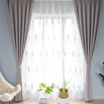 Rideaux élégants et contemporains pour salon moderne, offrant une touche de sophistication. Idéal pour décoration intérieure, favorisant une ambiance lumineuse et accueillante. Parfait pour rehausser le style de votre espace de vie avec une esthétique raffinée et chic.