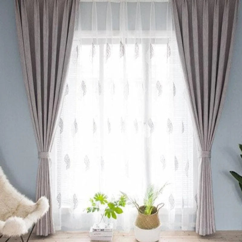 Rideaux élégants et contemporains pour salon moderne, offrant une touche de sophistication. Idéal pour décoration intérieure, favorisant une ambiance lumineuse et accueillante. Parfait pour rehausser le style de votre espace de vie avec une esthétique raffinée et chic.