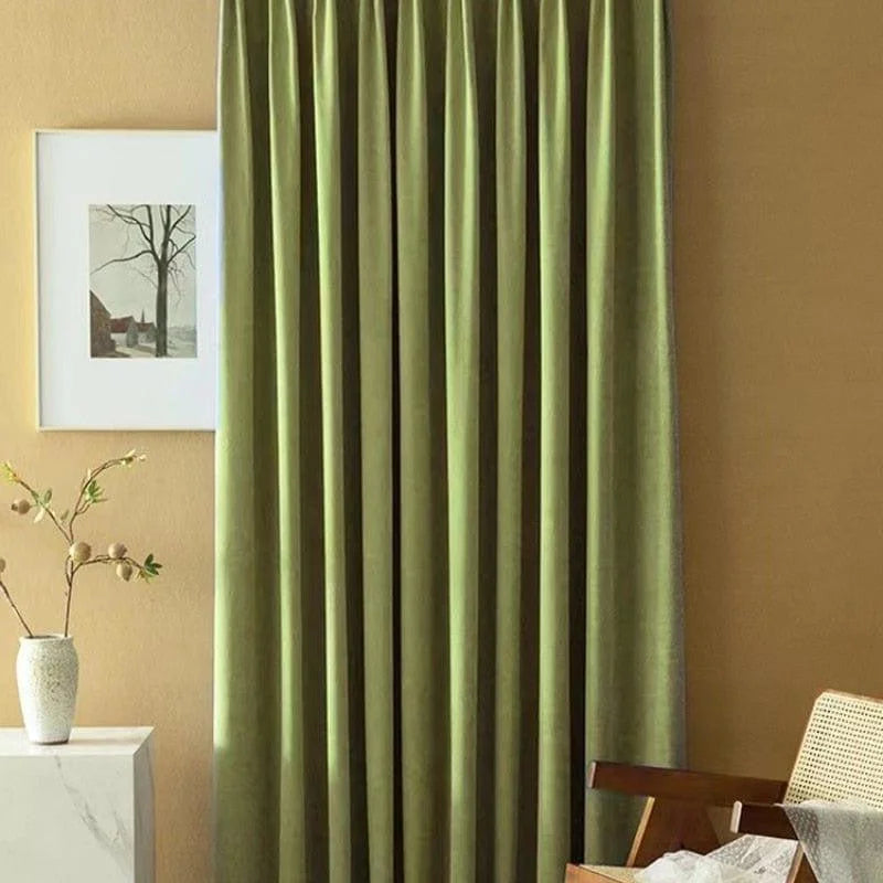 Rideau vert élégant pour la décoration intérieure moderne, accentuant harmonieusement une pièce avec une touche naturelle. Parfait pour créer une ambiance chaleureuse et accueillante. Idéal pour salon ou chambre, ce rideau ajoute du style tout en offrant une occultation efficace. Améliorez votre espace de vie avec ce design chic et raffiné.