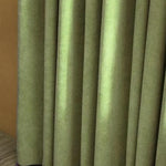 Rideau vert élégant pour salon, ajoutant une touche de sophistication à la décoration intérieure. Parfait pour réguler la lumière naturelle et créer une ambiance chaleureuse dans n'importe quelle pièce. Idéal pour les espaces modernes ou classiques, ce rideau apportera charme et style à votre maison.