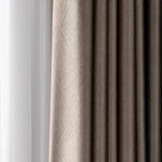 Rideaux élégants pour salon, couleur taupe avec motifs géométriques, ajoutant une touche sophistiquée à votre décoration intérieure. Idéal pour créer une ambiance chaleureuse et moderne dans votre espace de vie.