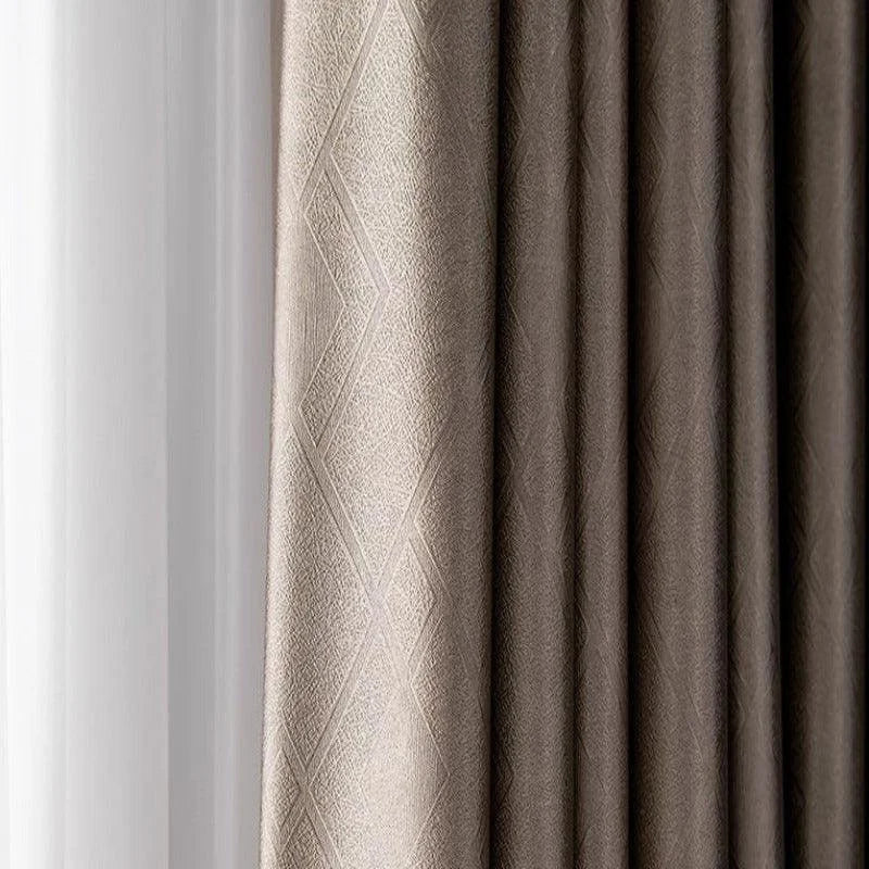 Rideaux élégants pour salon, couleur taupe avec motifs géométriques, ajoutant une touche sophistiquée à votre décoration intérieure. Idéal pour créer une ambiance chaleureuse et moderne dans votre espace de vie.