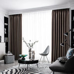 Rideaux élégants marron dans un salon moderne, apportant une touche de sophistication et d'intimité. Le design intérieur présente des éléments contemporains avec des meubles stylés, un tapis à motif zébré, et une décoration soignée, créant une ambiance harmonieuse et chic. Idéal pour renforcer le caractère et l'élégance de tout espace de vie.