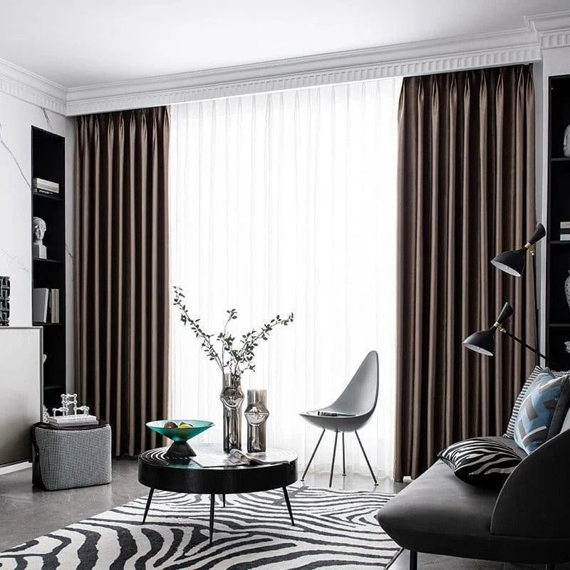 Rideaux élégants marron dans un salon moderne, apportant une touche de sophistication et d'intimité. Le design intérieur présente des éléments contemporains avec des meubles stylés, un tapis à motif zébré, et une décoration soignée, créant une ambiance harmonieuse et chic. Idéal pour renforcer le caractère et l'élégance de tout espace de vie.