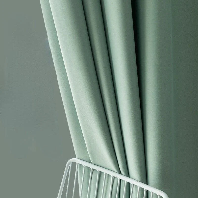 Rideau bleu-vert élégant et opaque, idéal pour la décoration intérieure moderne, ajoutant une touche de sophistication et un contrôle optimal de la lumière dans votre pièce.