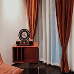 Produit de décoration intérieure élégant avec un design moderne et épuré, parfait pour ajouter une touche de sophistication à votre salon. Cette pièce décorative se marie harmonieusement avec tout type de mobilier et de rideaux, offrant une ambiance chaleureuse et accueillante. Idéal pour les amateurs de design contemporain à la recherche d'éléments uniques pour sublimer leur espace de vie.