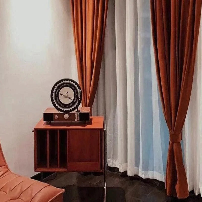 Produit de décoration intérieure élégant avec un design moderne et épuré, parfait pour ajouter une touche de sophistication à votre salon. Cette pièce décorative se marie harmonieusement avec tout type de mobilier et de rideaux, offrant une ambiance chaleureuse et accueillante. Idéal pour les amateurs de design contemporain à la recherche d'éléments uniques pour sublimer leur espace de vie.