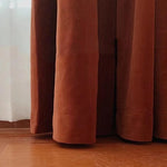 Rideaux épais marron ajoutant une touche élégante et chaleureuse à votre intérieur, parfaits pour le salon ou la chambre. Ces rideaux long couvrent parfaitement les fenêtres pour une ambiance cocooning.