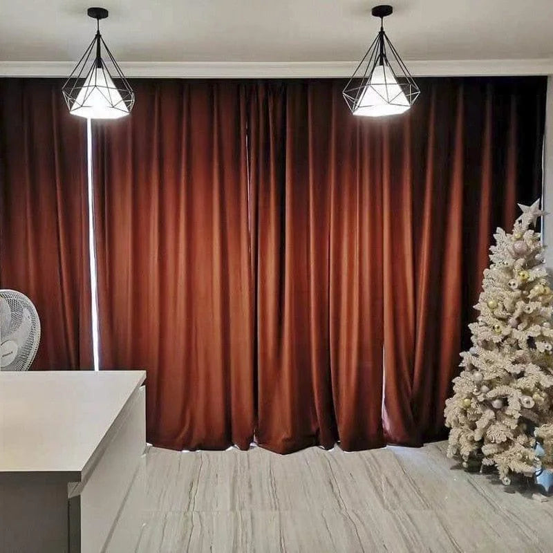 Rideaux occultants de couleur marron dans un intérieur moderne, illuminé par des suspensions géométriques noires. Sol en marbre, ambiance chaleureuse et décoration festive avec un sapin de Noël. Parfait pour un salon cosy et élégant. Idéal pour bloquer la lumière et créer une atmosphère apaisante.