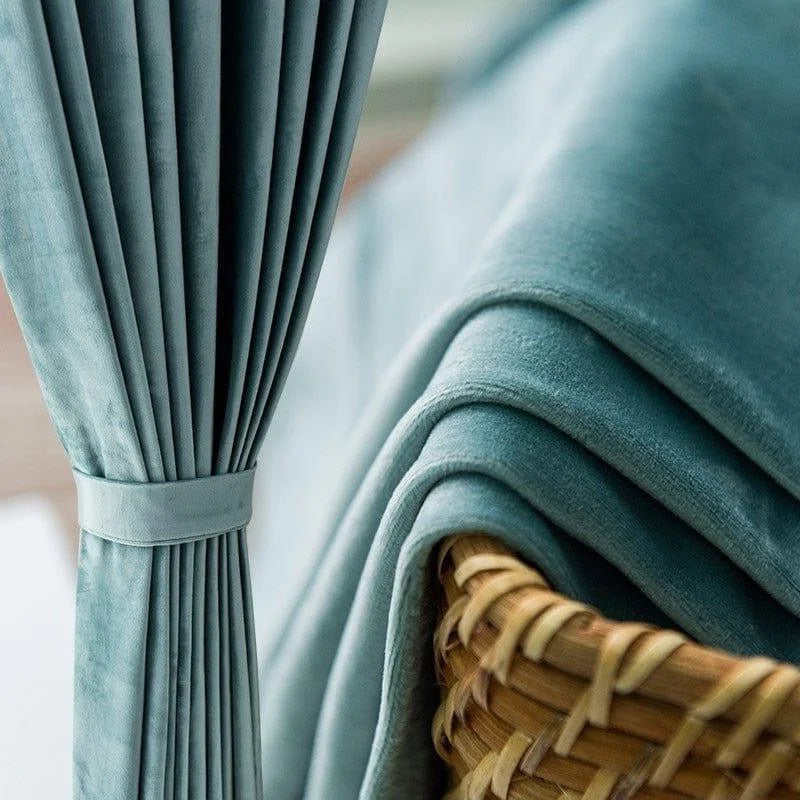 Rideau élégant bleu avec plissage raffiné, parfait pour ajouter une touche contemporaine à votre intérieur. Convient pour le salon ou la chambre, offre une ambiance chaleureuse et sophistiquée. Accessoire déco idéal pour compléter votre environnement.