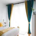 Rideaux élégants bleu et jaune pour chambre à coucher moderne, apportant lumière et sophistication à l'intérieur. Accessoires décoratifs assortis pour une atmosphère chic et contemporaine. Parfait pour créer une ambiance accueillante et harmonieuse dans votre espace de vie.