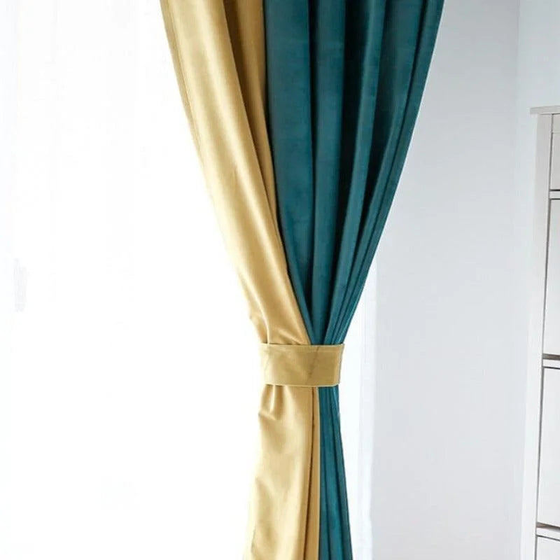 Rideau élégant bicolore pour salon, mélangent teintes turquoise et beige, idéal pour ajouter une touche moderne et raffiné à votre décoration intérieure. Design contemporain qui s'harmonise parfaitement avec une variété de styles d'intérieurs. Accessoire décoratif essentiel pour créer une ambiance chaleureuse et accueillante dans votre espace de vie.