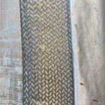 Échantillon de tissu décoratif avec motifs tressés et texture satinée, idéal pour la confection de rideaux et la décoration intérieure, apportant une touche d'élégance aux espaces de vie.