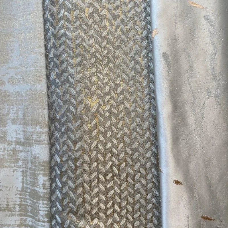 Échantillon de tissu décoratif avec motifs tressés et texture satinée, idéal pour la confection de rideaux et la décoration intérieure, apportant une touche d'élégance aux espaces de vie.