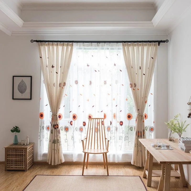 Rideaux décoratifs lumineux avec motifs floraux colorés, parfaits pour embellir un salon moderne. Ajoutez une touche de fraîcheur et de style à votre intérieur grâce à ces rideaux tendance. Créez une ambiance accueillante et chaleureuse tout en filtrant la lumière naturelle. Idéal pour les espaces contemporains cherchant une décoration originale et élégante.