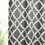 Rideau de douche moderne avec motif géométrique gris et blanc, idéal pour ajouter une touche contemporaine à votre salle de bain. Le design élégant et intemporel s'intègre parfaitement dans différents styles de décoration intérieure. Parfait pour préserver l'intimité tout en embellissant votre espace.