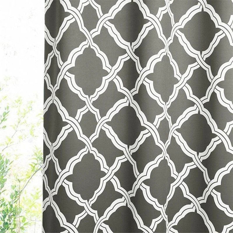 Rideau de douche moderne avec motif géométrique gris et blanc, idéal pour ajouter une touche contemporaine à votre salle de bain. Le design élégant et intemporel s'intègre parfaitement dans différents styles de décoration intérieure. Parfait pour préserver l'intimité tout en embellissant votre espace.
