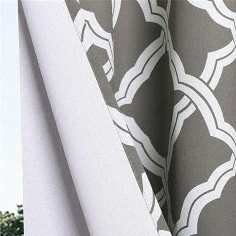 Rideau décoratif gris et blanc avec motif géométrique moderne, idéal pour ajouter une touche élégante et contemporaine à la décoration intérieure de votre maison. Parfait pour les salons, les chambres ou les bureaux, ce rideau apporte une ambiance chic et sophistiquée.