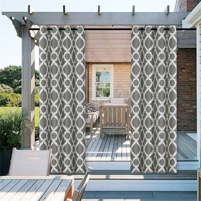 Rideaux élégants pour terrasse, parfaits pour aménager un espace extérieur accueillant, motif géométrique moderne gris et blanc, ajoutant une touche de style à votre pergola ou patio. Idéal pour contrôler la lumière et préserver l'intimité tout en embellissant votre espace de vie extérieur.