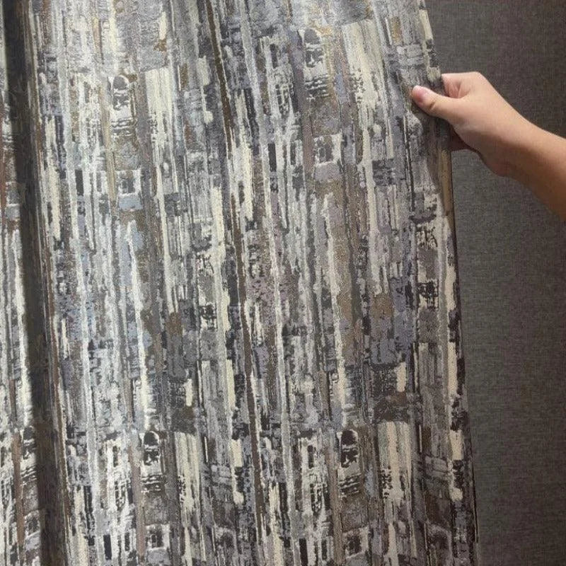 Rideau à motifs modernes gris et marron, idéal pour ajouter une touche élégante et contemporaine à votre intérieur. Ce rideau s'intègre parfaitement dans un salon ou une chambre, offrant une ambiance sophistiquée tout en préservant l'intimité. Sa texture unique et son motif géométrique apportent une dimension artistique à votre décoration.
