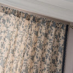 Rideau élégant avec motif floral bleu sur fond clair, idéal pour ajouter une touche de sophistication à votre intérieur. Parfait pour les salons et chambres, ce rideau apporte une ambiance chaleureuse et accueillante. Accessoire décoratif essentiel pour personnaliser votre espace avec style et élégance.