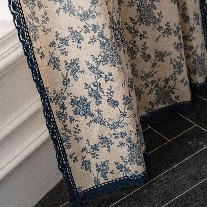 Rideau élégant avec motif floral bleu sur fond beige, idéal pour ajouter une touche de charme vintage à votre intérieur. Bordure délicate travaillée pour un fini raffiné. Parfait pour salle de séjour ou chambre à coucher, ce rideau apporte une ambiance chaleureuse et accueillante. Solution décorative idéale pour habiller vos fenêtres avec style.