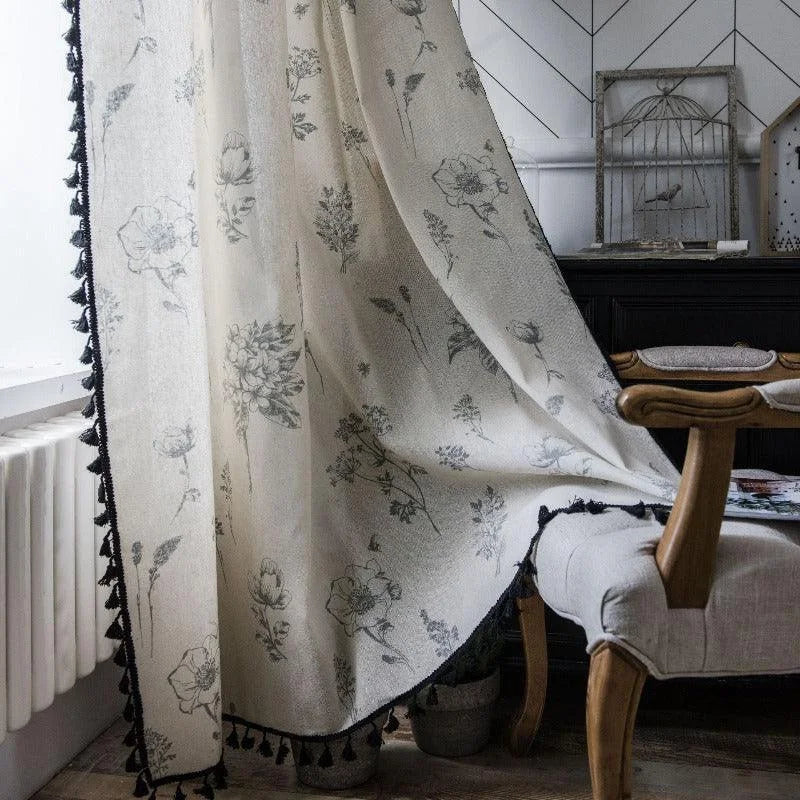 Rideau décoratif avec motifs floraux noir et blanc, idéal pour ajouter une touche élégante à votre salon. Ce rideau s'intègre parfaitement dans un intérieur moderne ou classique, créant une ambiance chaleureuse et raffinée. Accessoire décoratif indispensable pour sublimer vos fenêtres et harmoniser votre espace.