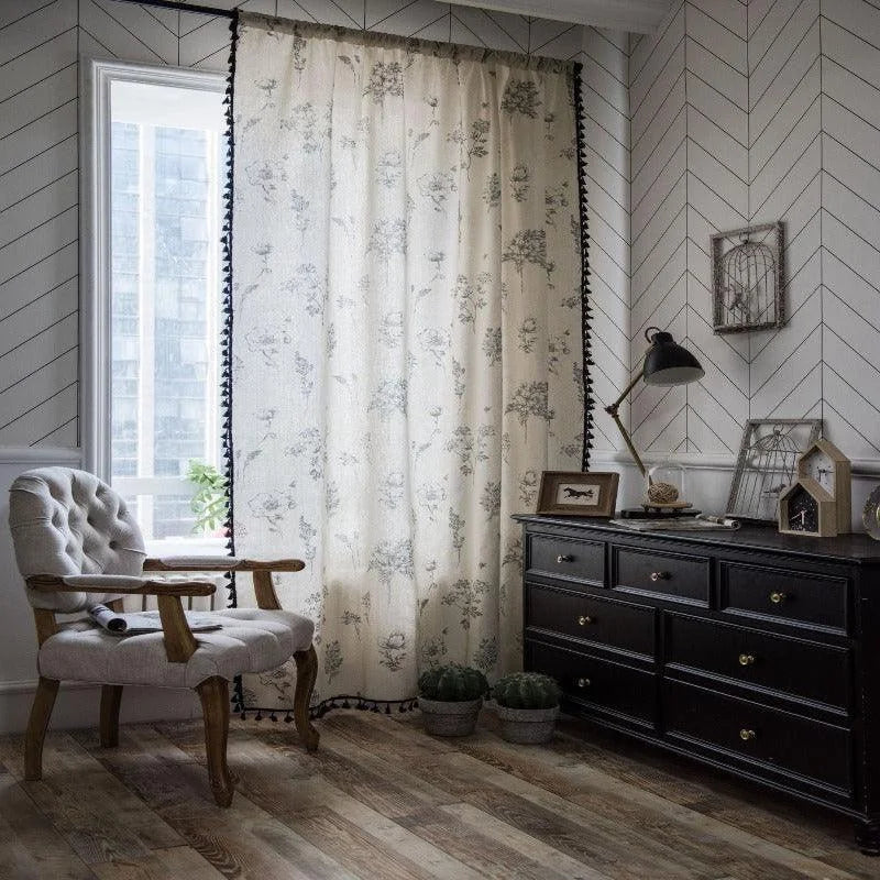 Rideaux élégants avec motifs floraux, ajoutant une touche raffinée à la décoration intérieure d'un salon. Parfaits pour créer une ambiance chaleureuse et accueillante, ces rideaux laissent passer la lumière tout en préservant l'intimité. Idéal pour rehausser le style d'un espace de vie moderne.