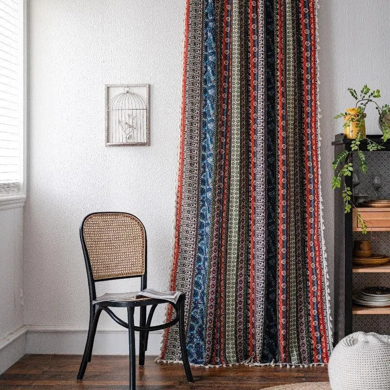 Rideau multicolore à motifs géométriques pour salon, style bohème chic, décoration intérieure élégante, facile à installer, parfait pour ajouter une touche de couleur à votre espace de vie.