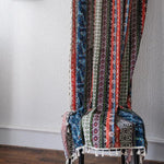 Tissu décoratif coloré à motif géométrique sur une chaise, idéal pour ajouter une touche bohème à votre intérieur. Parfait pour personnaliser votre salon, chambre ou bureau avec style et originalité. Facile à intégrer dans une décoration existante grâce à ses couleurs vibrantes et design élégant, apportant une ambiance chaleureuse et accueillante à votre espace.
