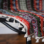 Tapis décoratif ethnique multicolore avec motifs bohèmes et franges, parfait pour ajouter une touche de couleur et de style à votre intérieur. Convient idéalement pour une décoration chic et chaleureuse.