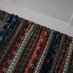 Rideau à motifs multicolores, idéal pour apporter une touche de chaleur et de style boho à votre intérieur. Ses motifs floraux et géométriques vibrants créent un effet visuel saisissant, parfait pour personnaliser votre espace de vie. Adapté à différents types de fenêtres, ce rideau embellira votre décoration avec élégance et originalité.