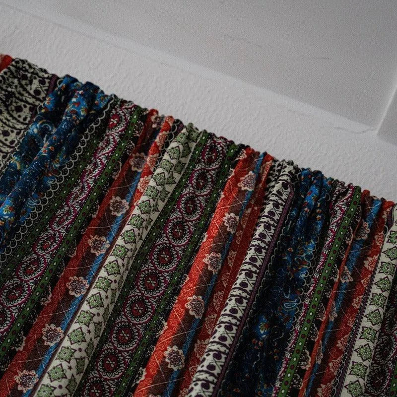 Rideau à motifs multicolores, idéal pour apporter une touche de chaleur et de style boho à votre intérieur. Ses motifs floraux et géométriques vibrants créent un effet visuel saisissant, parfait pour personnaliser votre espace de vie. Adapté à différents types de fenêtres, ce rideau embellira votre décoration avec élégance et originalité.