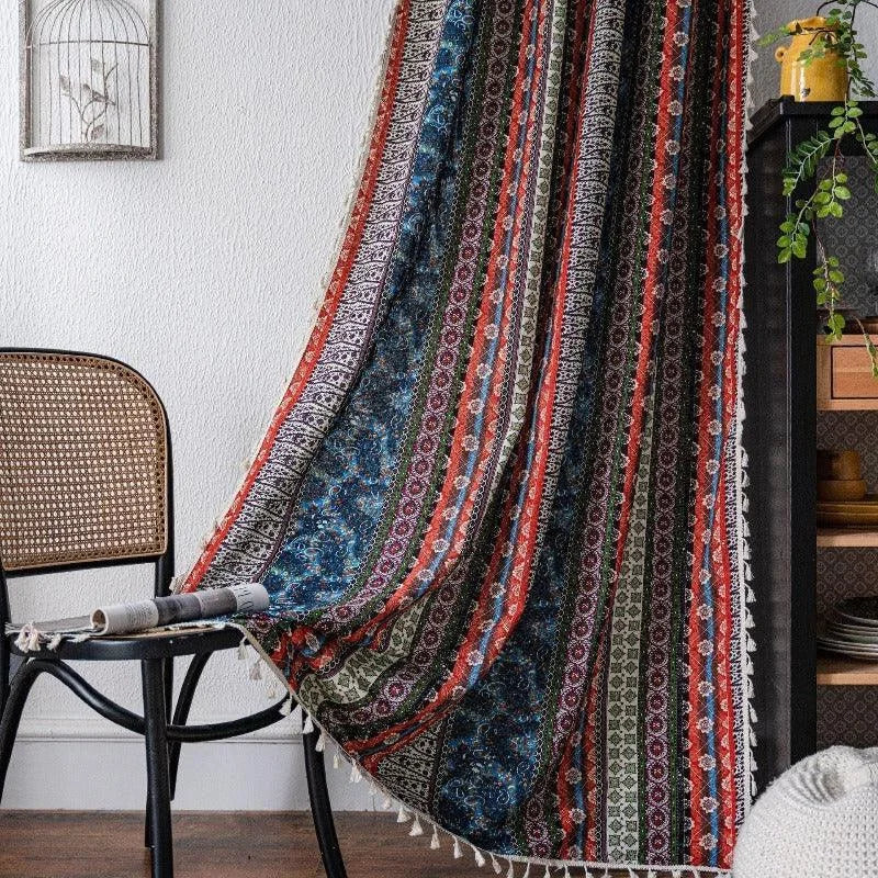 Rideau décoratif à motifs multicolores suspendu dans un intérieur chaleureux. Les bandes verticales ajoutent une touche artistique à la pièce, rehaussant l'esthétique et créant une ambiance accueillante. Idéal pour personnaliser et transformer l’ambiance d’une maison grâce à ses couleurs vibrantes.